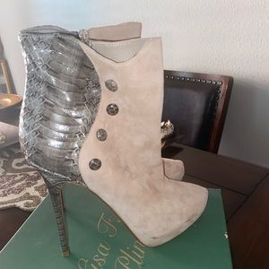 Lisa Pliner by Donald J Pliner. Comes wit box and dust bag.  Size 9.5.